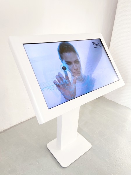 Touchterminal mit 43 Zoll Touchscreen in weiß